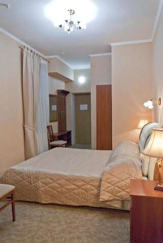 Отель Отель Доминик Донецк Роскошный номер с кроватью размера «king-size»-3