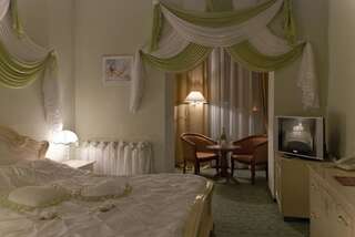 Отель Отель Доминик Донецк Роскошный номер с кроватью размера «king-size»-7