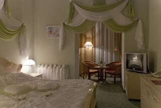 Отель Отель Доминик Донецк Роскошный номер с кроватью размера «king-size»-25